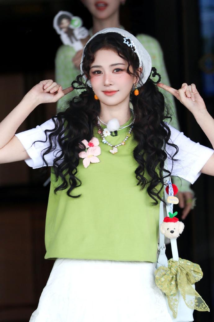 1.白鹿会跟《以爱为营》的导演郭虎二搭新剧《开到荼蘼》，男主目前敲定李昀锐，预计