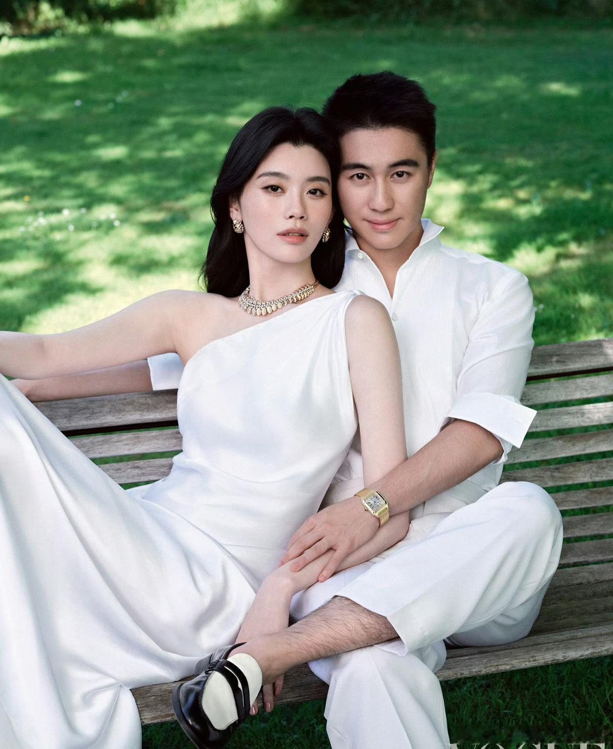 本来还想好好欣赏何猷君和奚梦瑶的时尚大片，奈何何猷君的腿毛实在太抢镜了。不只是小