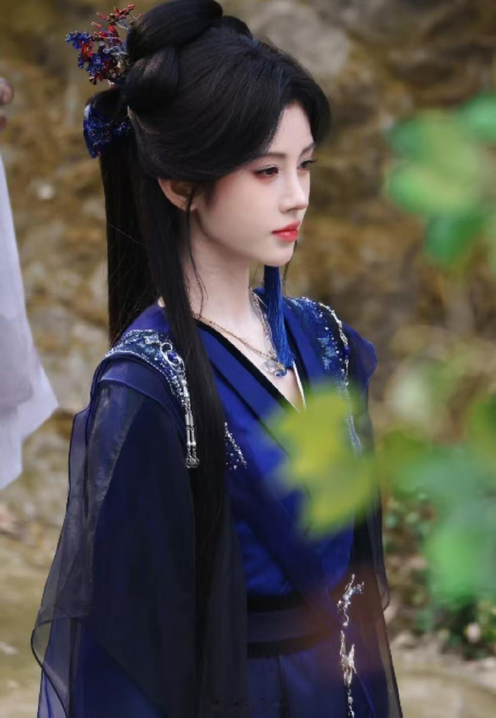 #张云龙##鞠婧祎张云龙新剧咬脖吻#张云龙蹙眉忍痛那一下细节太绝了，痛感和心动同时写在脸上。#鞠婧祎