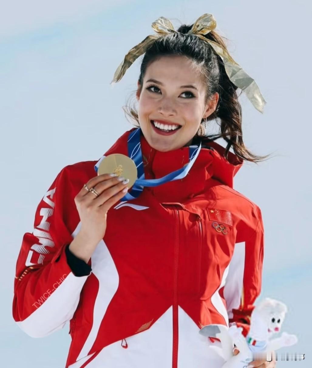 谷爱凌又赢了！拿下第五金，解说当场都激动哭了！之前米兰奥运拿了两块银牌，压力大