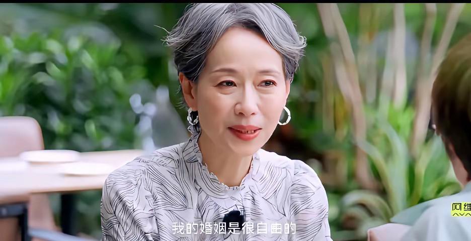 我开始理解叶童了为什么她说她的婚姻是很自由的原因很简单她的童年太没有安全感
