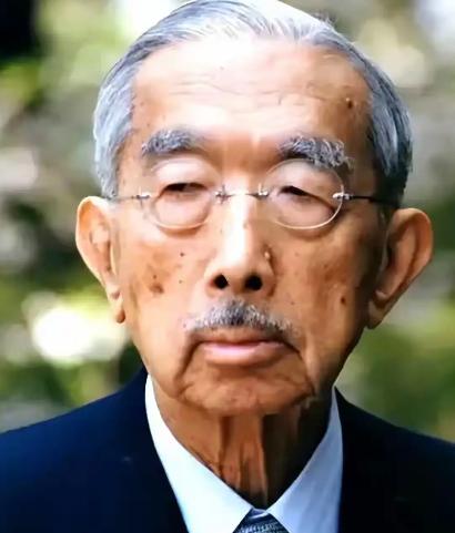 此人长相贼眉鼠眼，沾满千万国人鲜血，他，就是裕仁天皇，日本第124代天皇。单