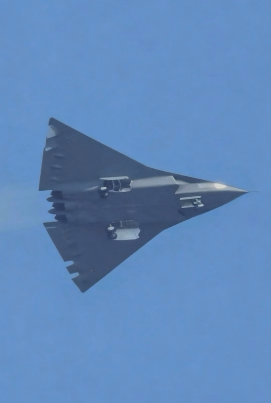 我反正喜欢改款J36😎发动机更规整了，进气口和机身融合的也更好了，整体颜值提升