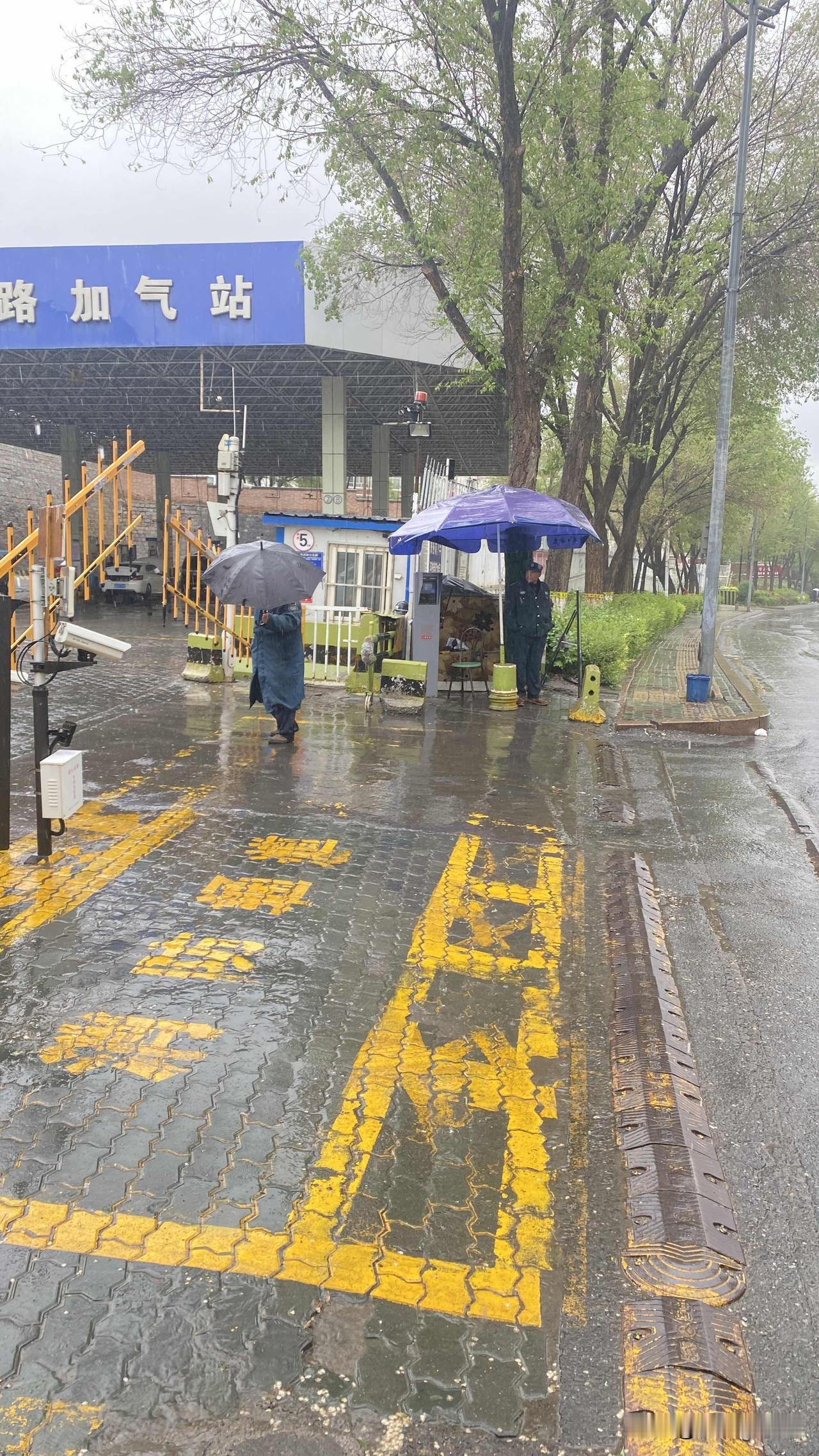 每次路过这个加气站的时候，看到保安站在伞下，冻得发抖。我就想知道，为啥生意这