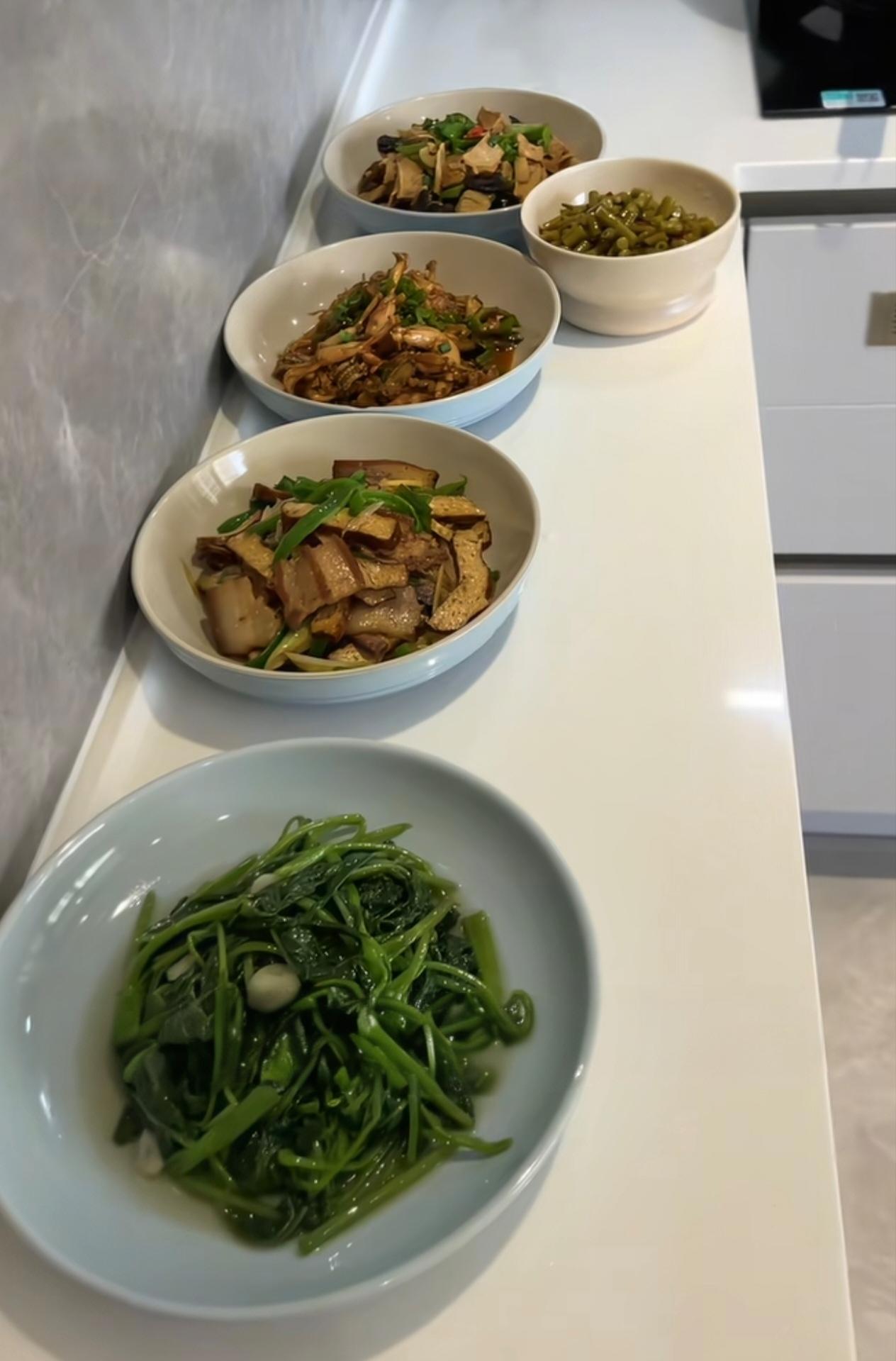 今日午餐老公掌厨，几样家常菜都很合我口味。唯独他做了道红烧牛蛙