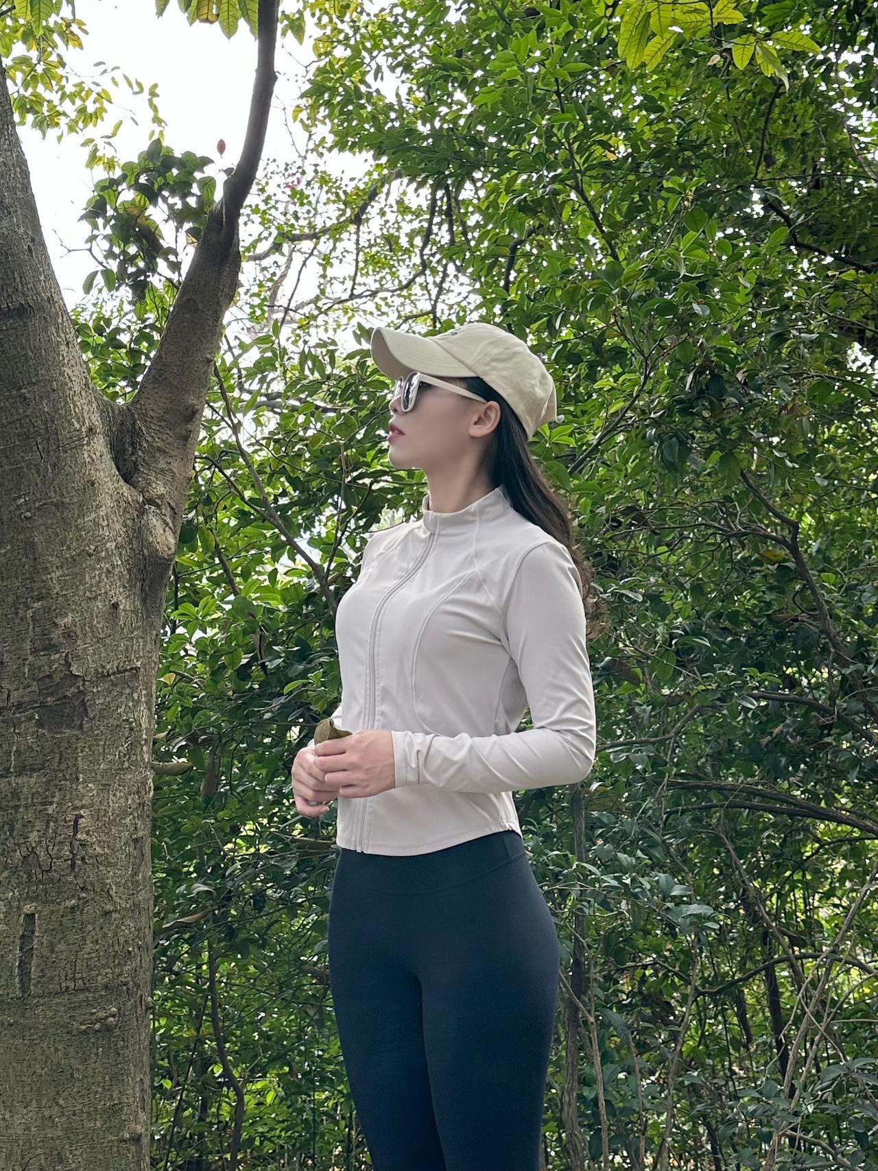 凝眸：光在林间写诗驻足：绿有千层深浅俯身：苔痕时光的密语仰望：枝桠天