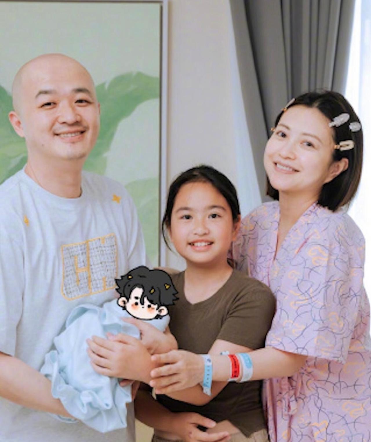包文婧去年才生了二胎，她对包贝尔更加依恋，婚前她就自卑：“我长得不好看，就我老公