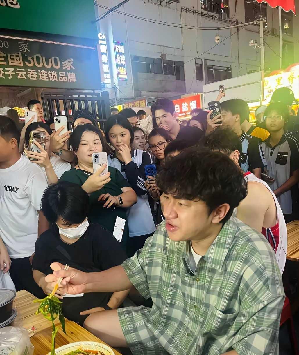 王祖蓝又胖了吗？艺人果然心里素质好，吃饭粉，围观这么多人一点不尴尬，吃的还特别香