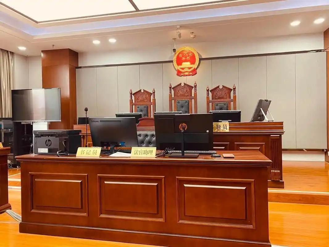 现在法院编外人员，比正式在编人员还要多。隔壁县区法院公开数据：在编干警90人，