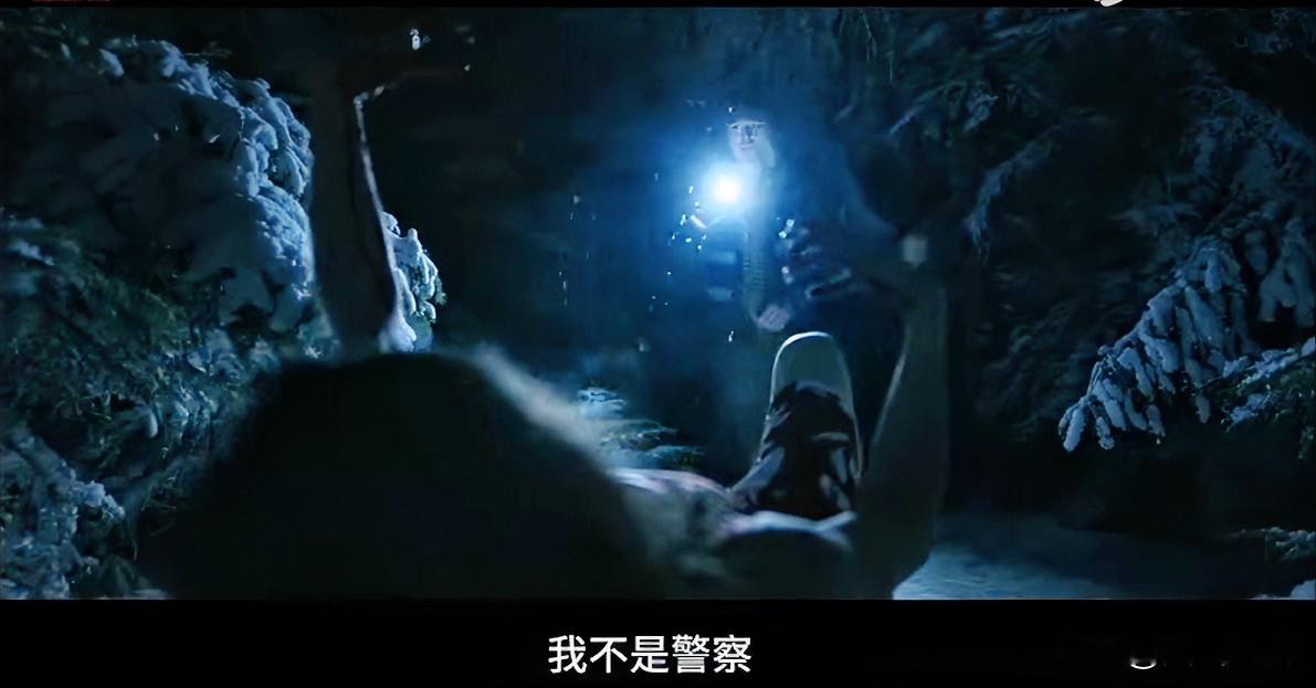 《生化危机爆发夜》最不合理的三个情节设定：1、首先是男主就是那个快递小哥过于敬业了，虽然他为了拿最顶