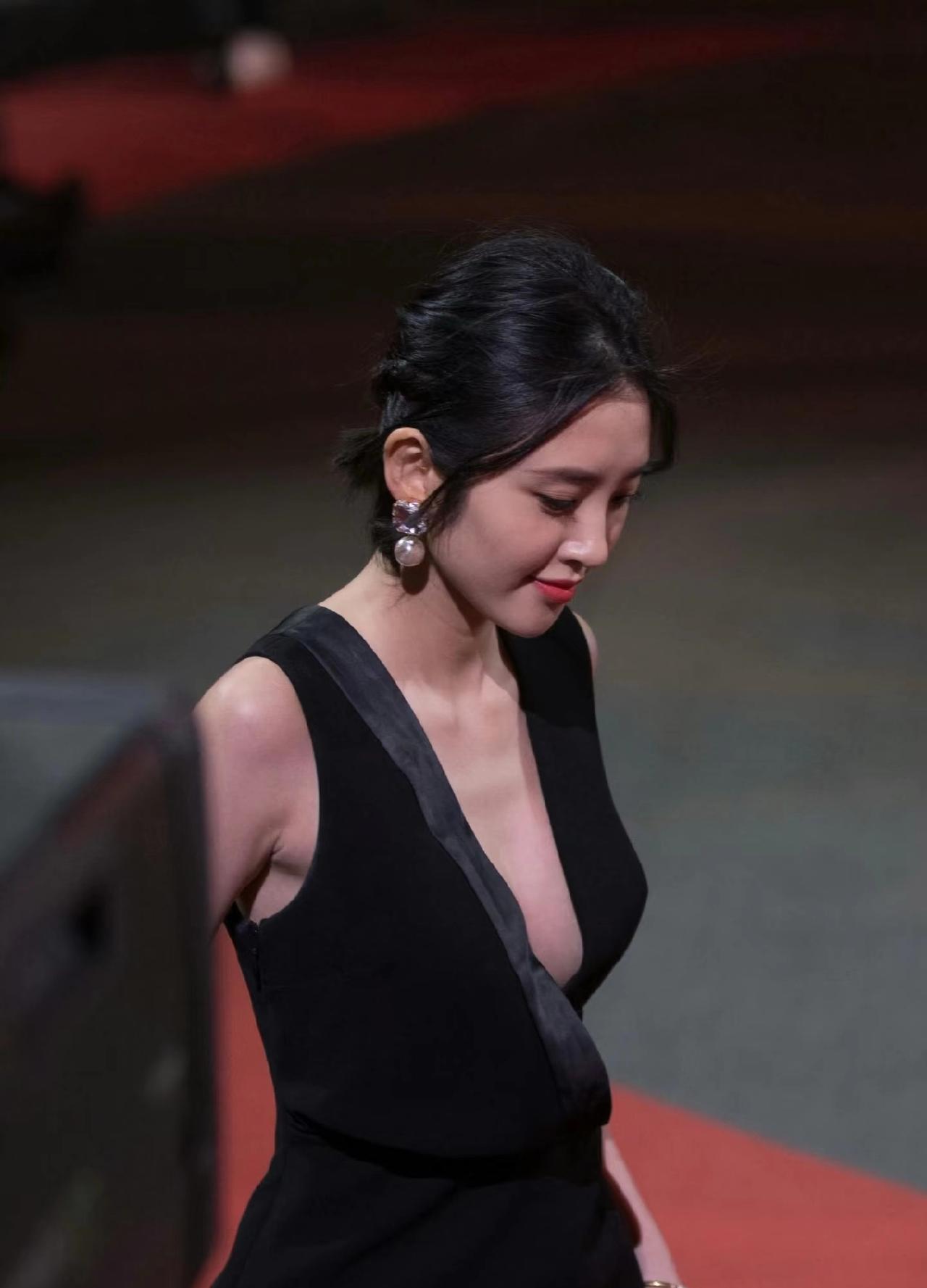 唐艺昕黑色礼服。我始终记得一句话，嫁对了是爱情，嫁错了是青春，所以女人一定要