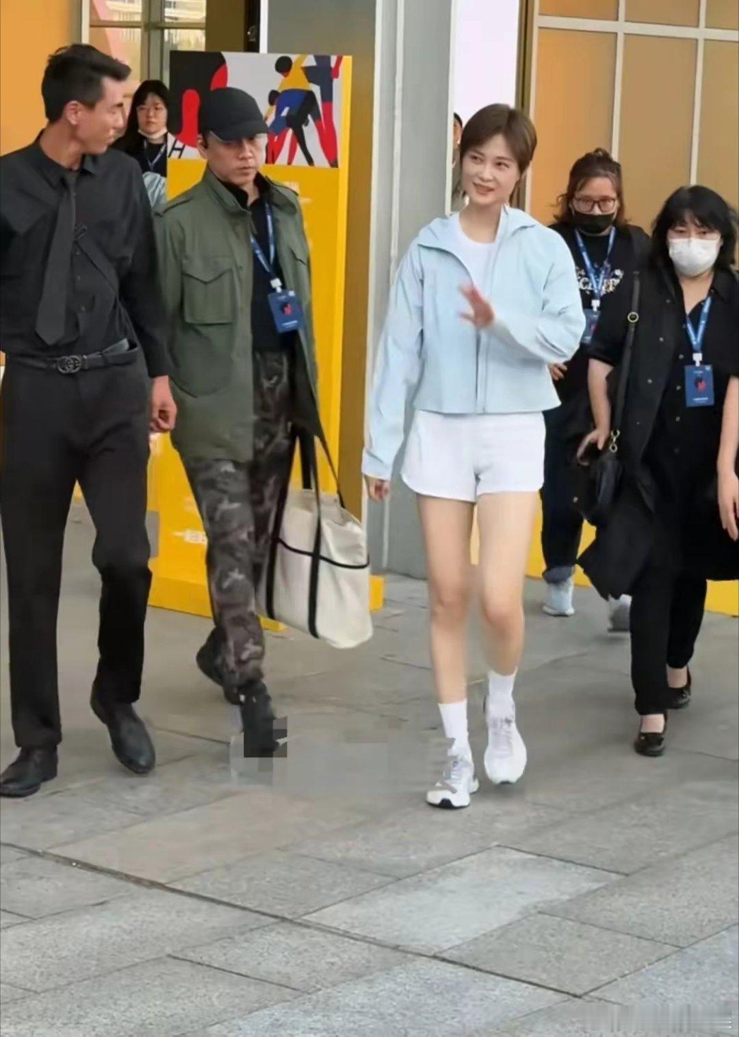 李宇春答应我好吗？每次都穿这样出现。真的比有的时候硬凹造型好看太多了！不管是演唱