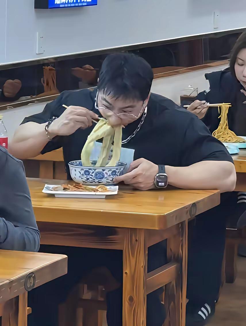 作为一个北方人，今天也算开眼了，不知道这个面是哪里的吃法？这个面感觉应该有足足