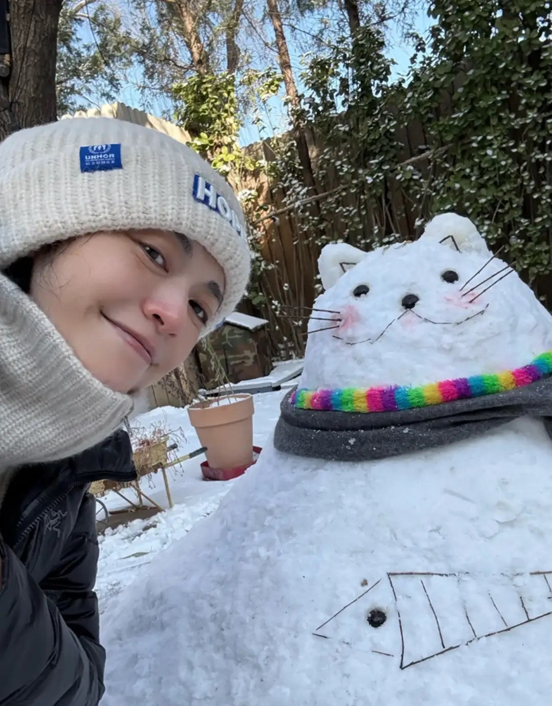 姚晨和儿子在别墅院子堆雪人，12岁土豆帅气出镜，嘴巴很像妈妈！