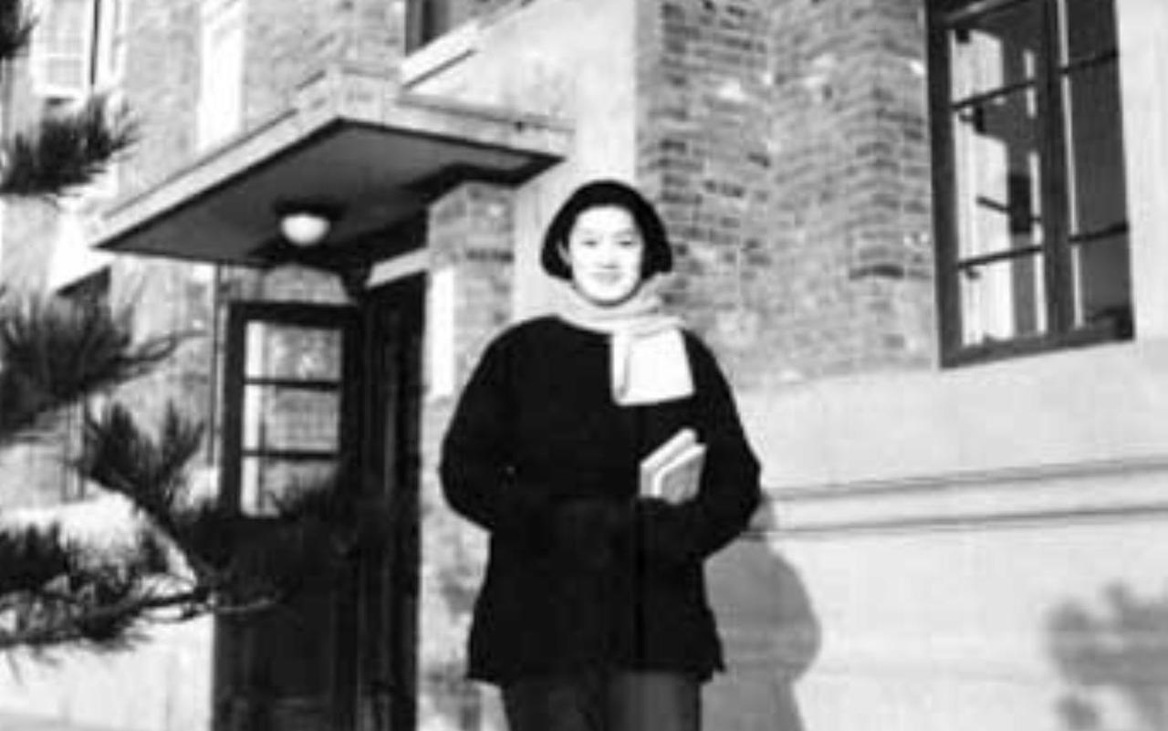 1973年，得知曾经的英文老师章含之离婚，伟人派人送去一筐苹果，来人转告：“祝贺