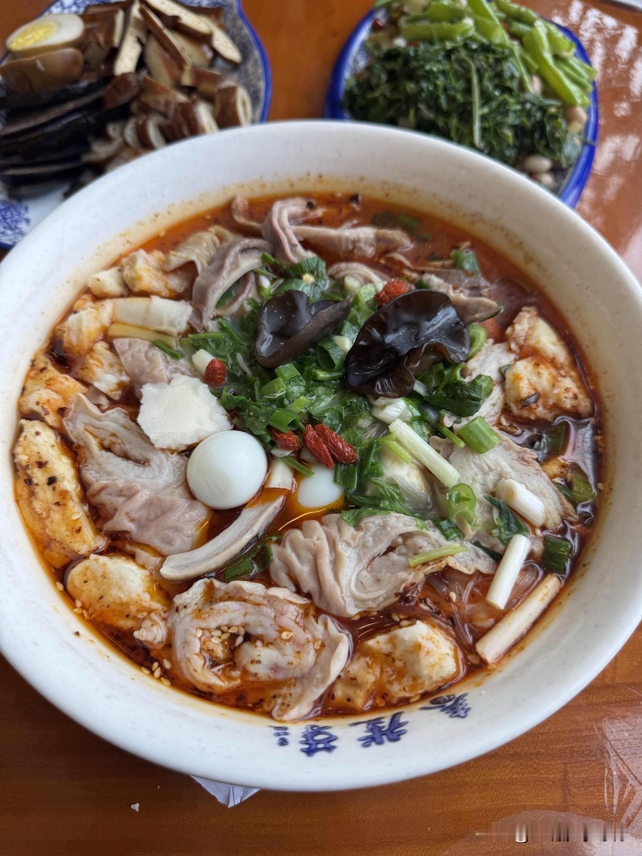 葫芦头泡馍在西安人心中的地位不比泡馍肉夹馍低，但它却相对小众，别说外地的游客，很