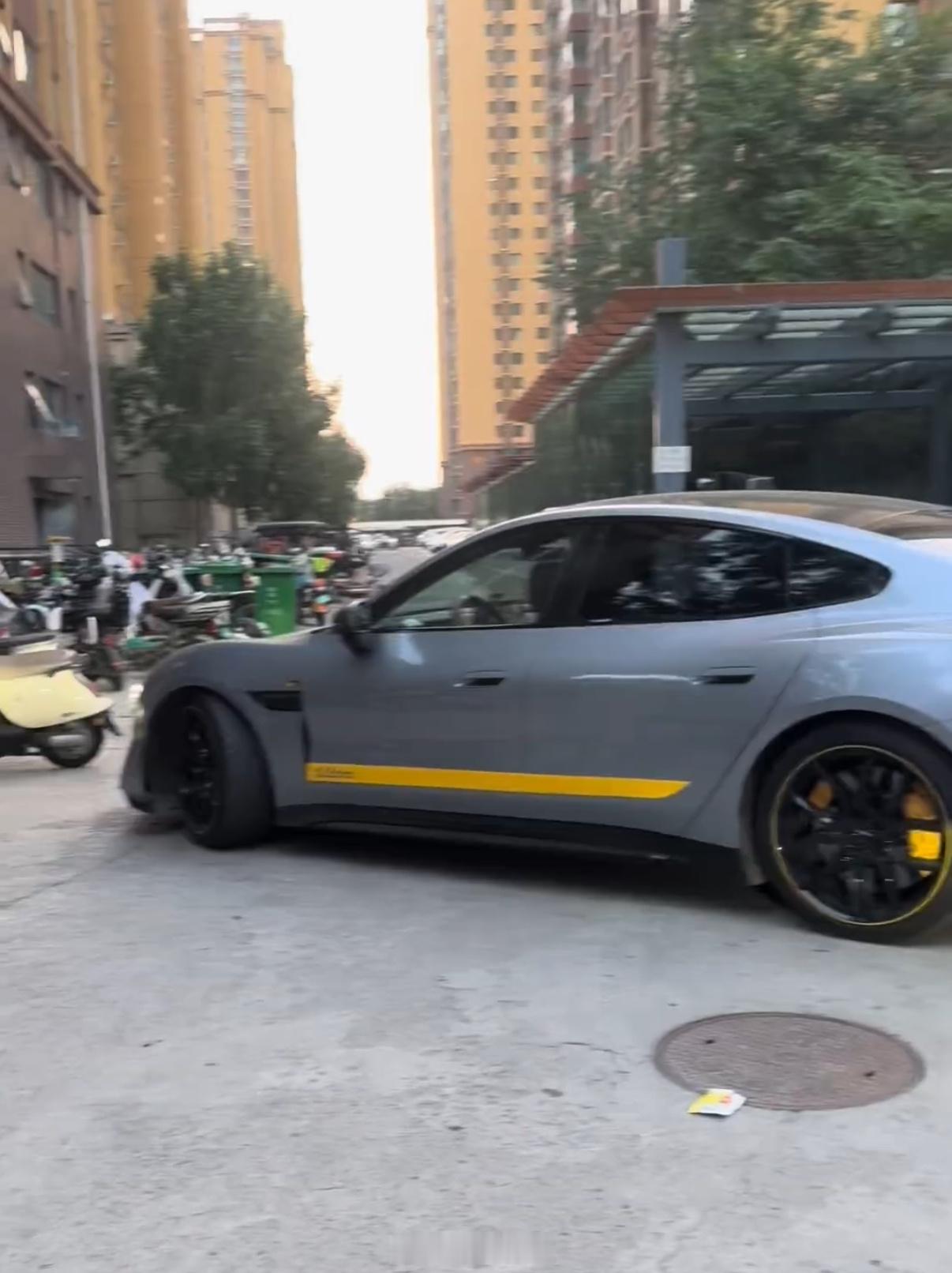 在我家小区碰到小米SU7Ultra了刚准备录个视频侧裙就被刮了[捂脸哭]​​