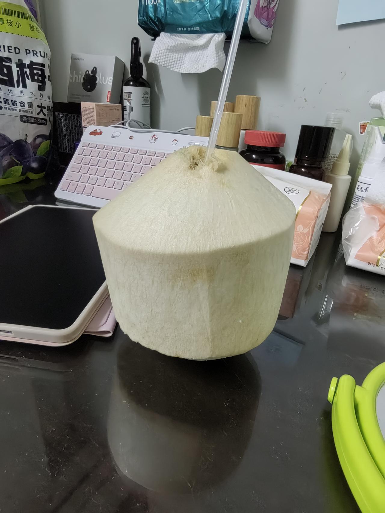 昨天晚上七点妈妈说：“你怎么没出去玩？”我说：“哪里玩啊！他要上班。”我男朋