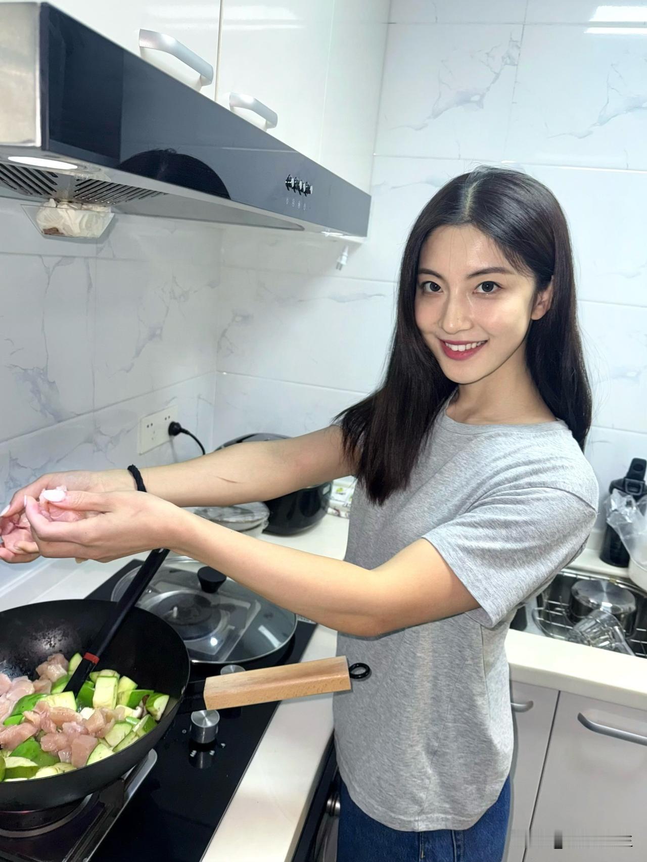 今天新学一道菜家里没有香葱了凑合吧味道好就行[/摸锦鲤]