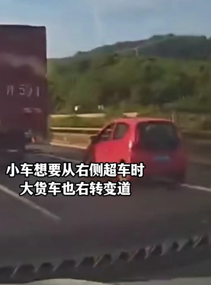 脾气太大了！9月2日，浙江绍兴，红色小车想从道路最右侧超车，不料被一辆大货车抢了