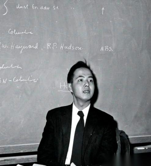 1946年，芝加哥大学。物理学泰斗费米，突然扭头问向自己的得意门生：“太阳中心多