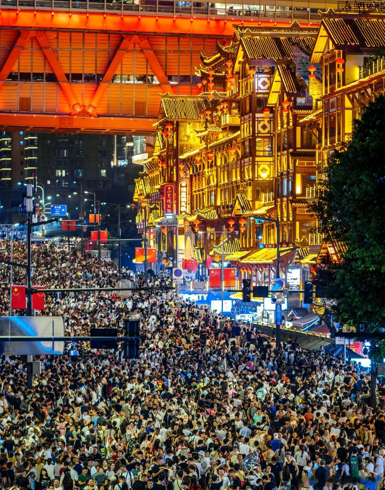 国庆七天假就是穷人和富人带娃最大的分水岭。穷人的富养是带孩子到处旅游，富人的富养