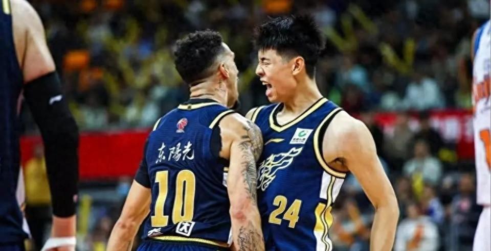 作为看了广东队十几年的老球迷，看到杜锋教练这次居然全程没咆哮、没摔战术板，我第一