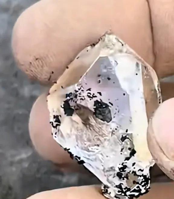一个到新疆拜城县打工的网友最近说他做梦发财竟然真的发财了，第二天他没事出去溜达的