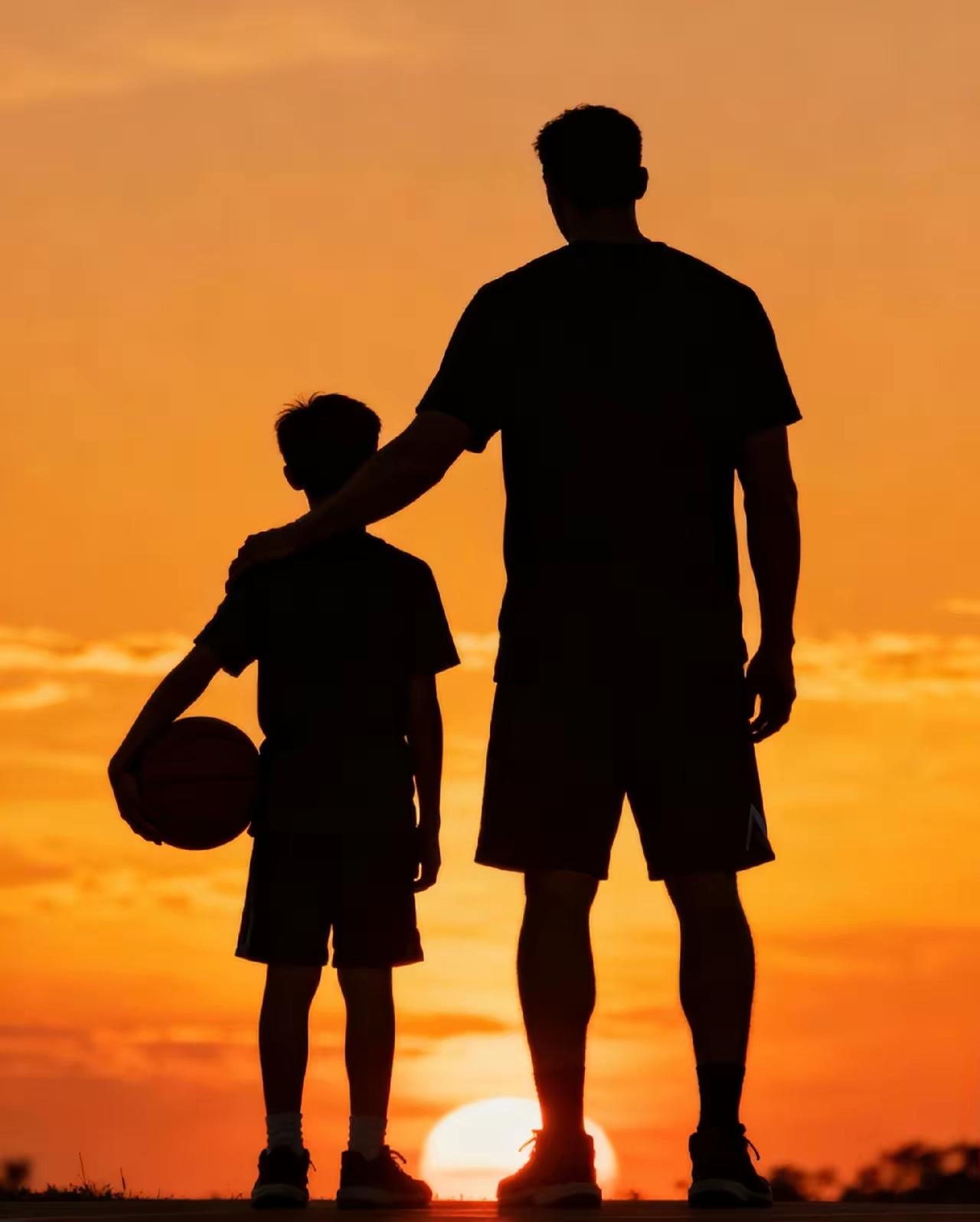 发现没，儿子跟爸爸的关系越亲，将来的日子，往往会越靠谱。​​爸爸的陪伴和