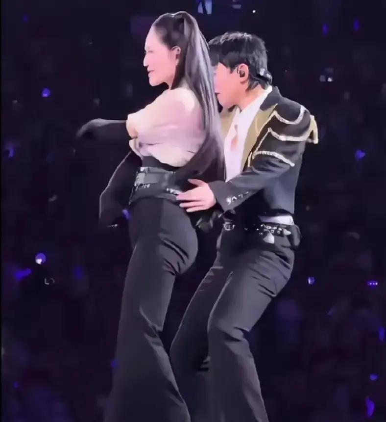 谢娜刚喊身体自爱，就被网友扒出她曾狂推代餐奶昔，7天瘦10斤的广告词还热乎着呢。