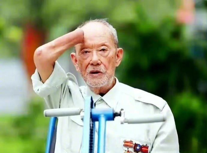 在抗美援朝长津湖战役里，有个令人心疼的故事。冰雕连的幸存战士周全弟，当年才16岁