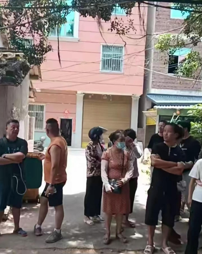 莆田骗婚事件，经过炮厝村，路都堵了，民警都出动，男方老爸搬到女方家去住。坐在女方