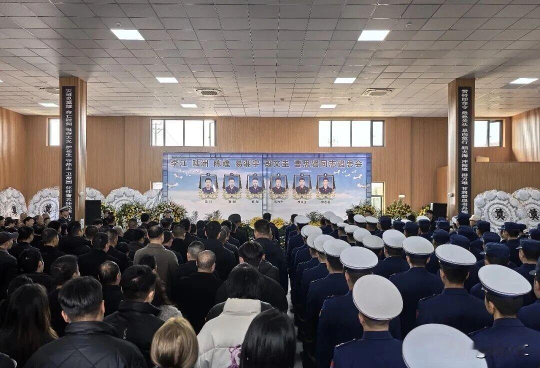 一、起火住户的愧疚与救援细节34岁的户主张先生家中木结构老宅因电路老化起火，两