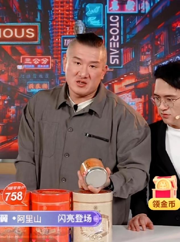 台湾馆长直播带货，自己终于原形毕露了！来大陆的真实目的，其实为了割韭菜赚钱！打台