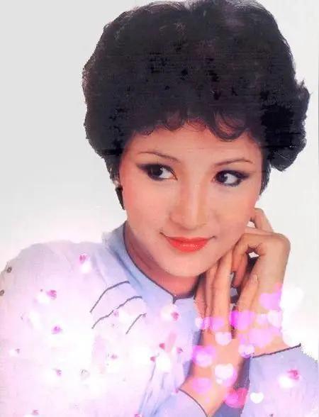 甄珍和狄波拉都是大美女，她们相继和谢贤离婚后，都选择了再婚。但彼此和前夫谢贤分