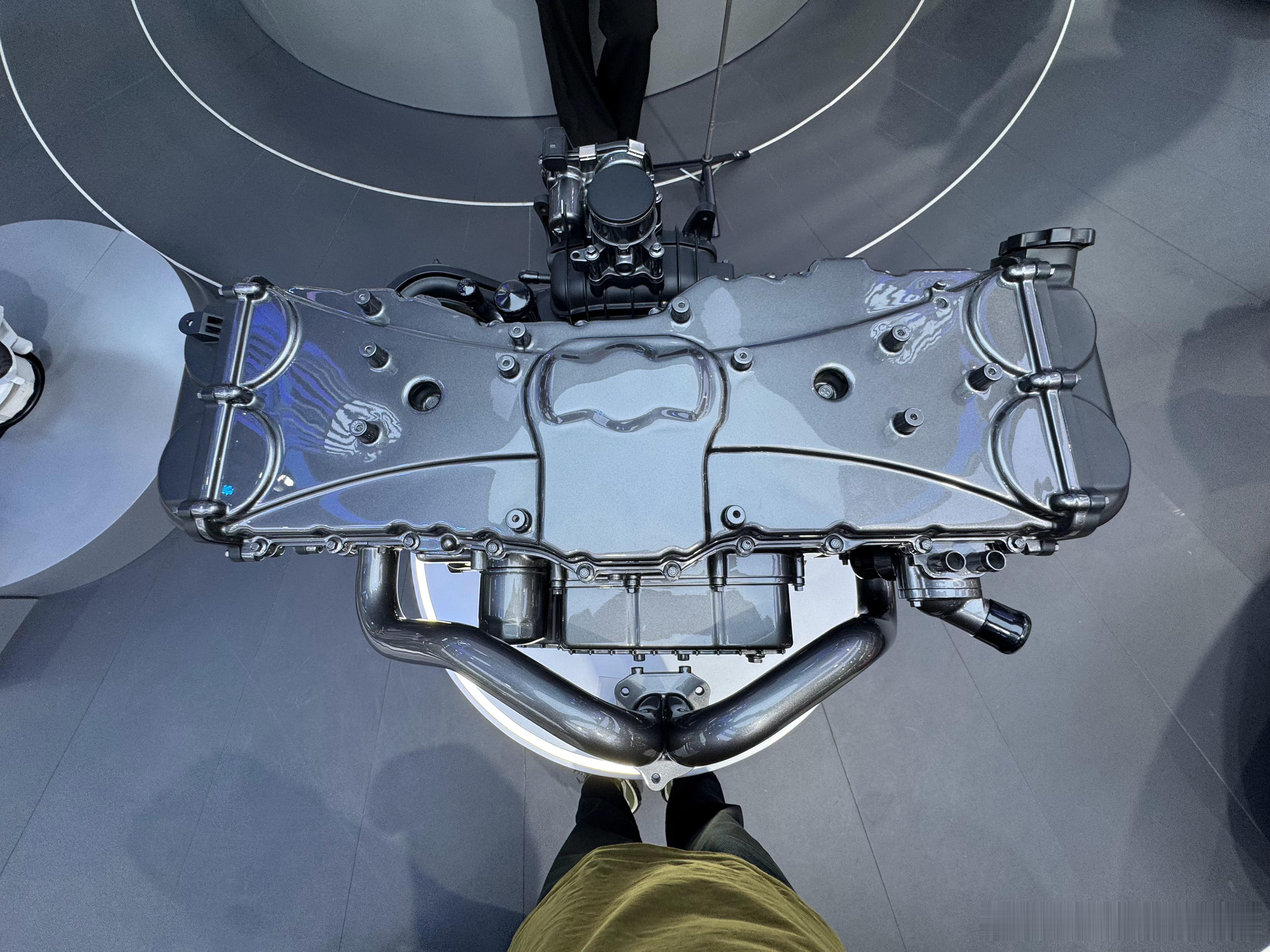 在奇瑞看到了个水平对置发动机，走近一看，卧槽？双缸？！双缸水平对置？体积压缩很紧