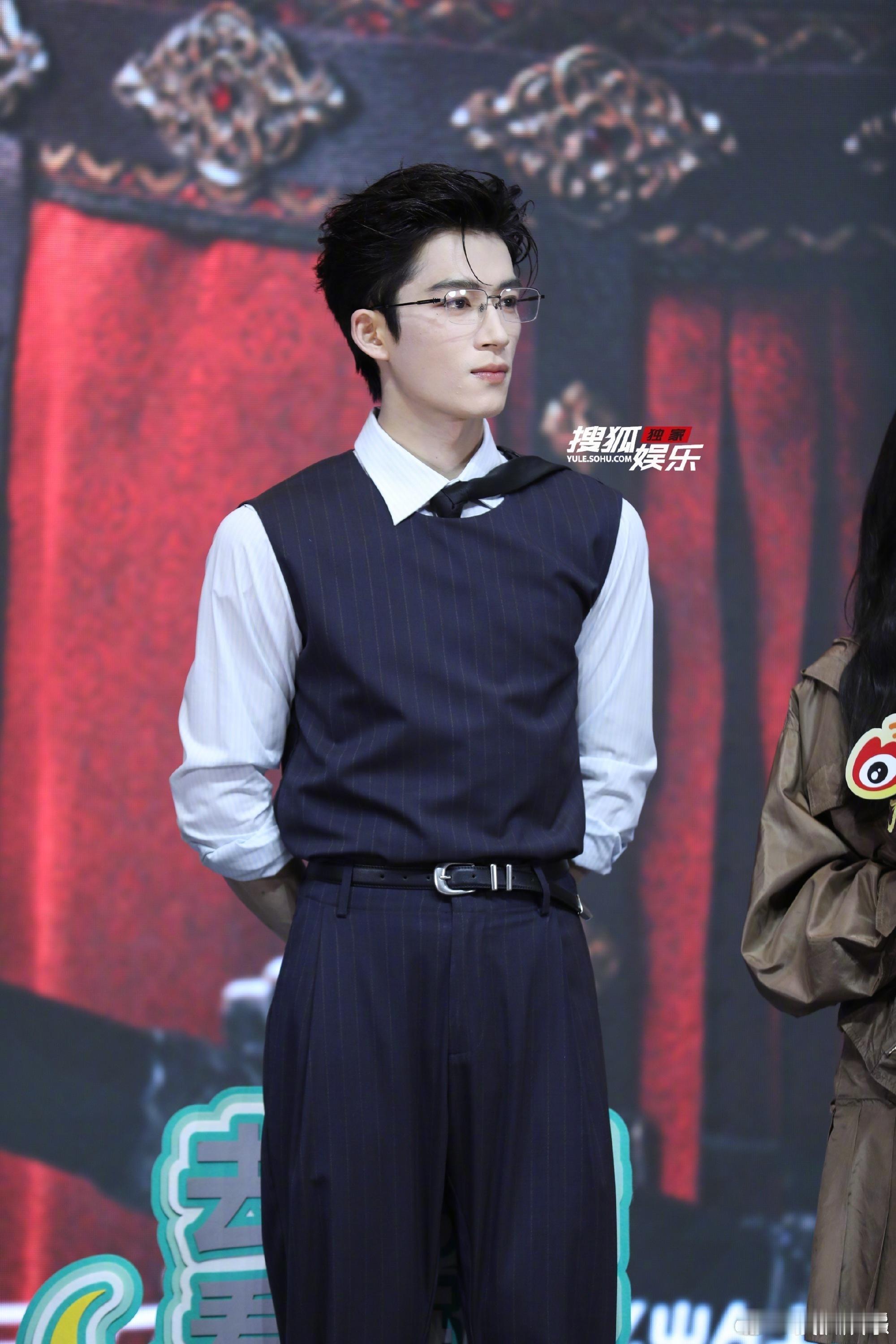 白鹿王星越追剧团戴同款眼镜谁注意到这个细节了呀？俩人眼镜居然是同款，王星越戴上