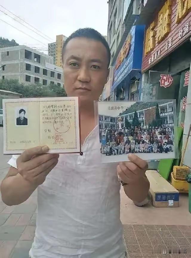 父母的偏心才是兄弟反目成仇的罪魁祸首！首先，弟弟从小被送养(或寄养)，哥哥留在
