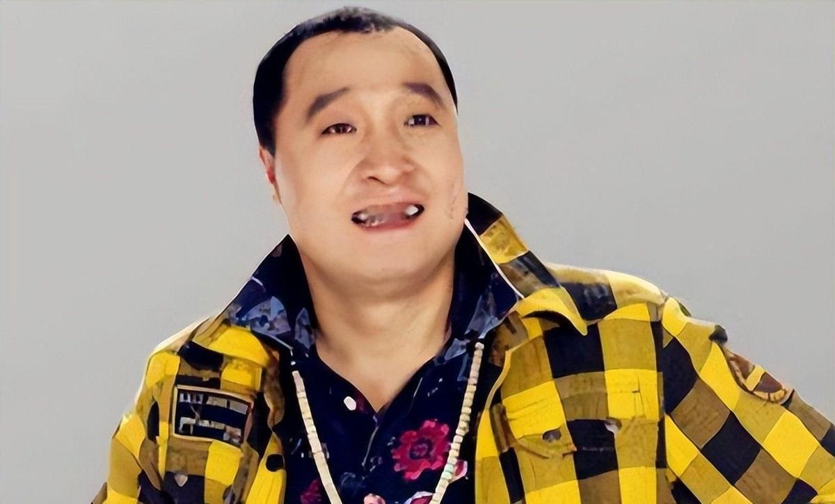 他当了19年赵本山身边“最没存在感”的徒弟，今年却靠卖粘豆包火了。张小飞爸妈都