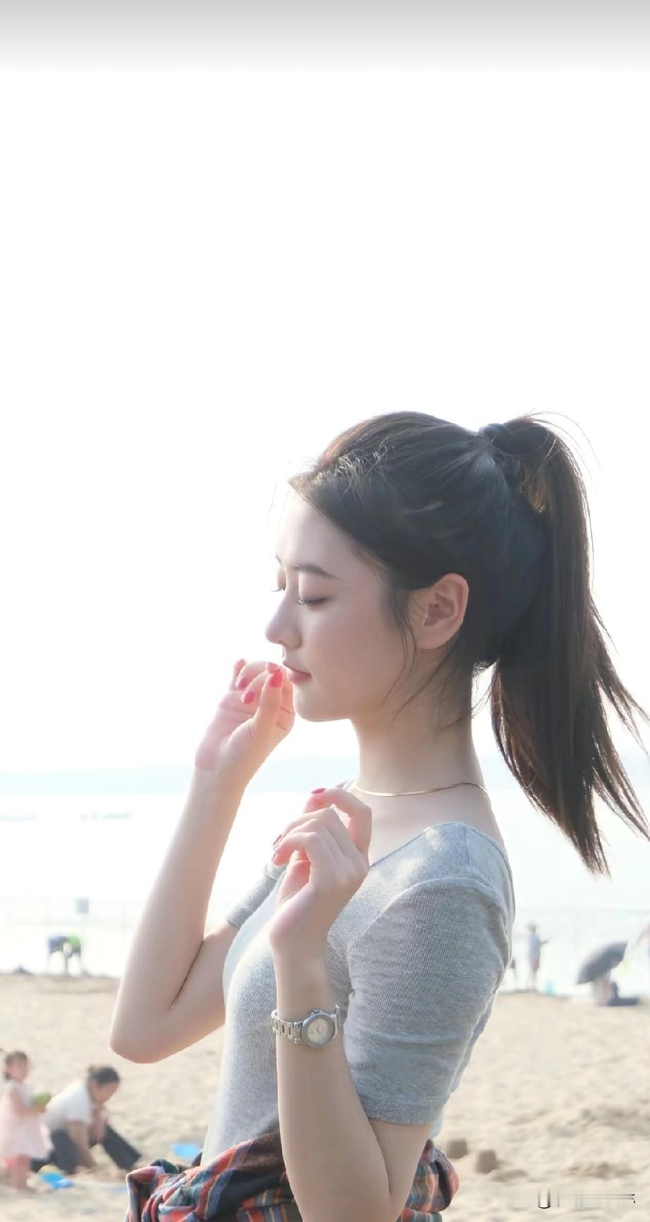 海边少女，微风轻拂，阳光洒落，美好时光。