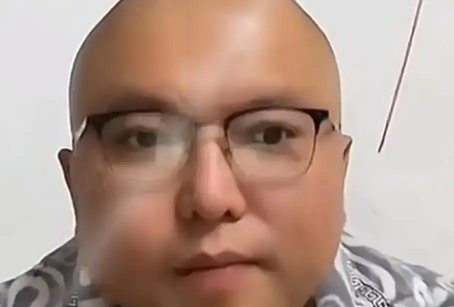 你还在按辈分叫人师叔？票房已经改口叫“数据”了。曹云金直播间3000万人盯着