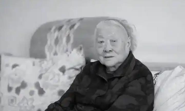 1951年，徐静斐前去探望患病的父亲徐悲鸿，目睹28岁的继母廖静文仅以窝头咸菜果