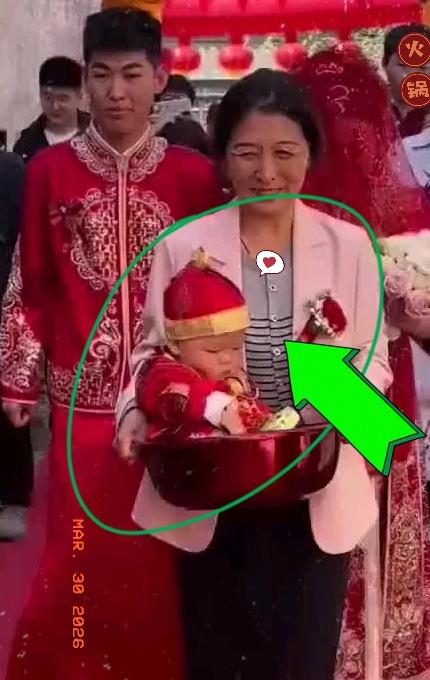 陕西一新娘出嫁当天，竟然把刚满月的侄子也抱回了婆家！原来这姑娘的哥哥因公牺