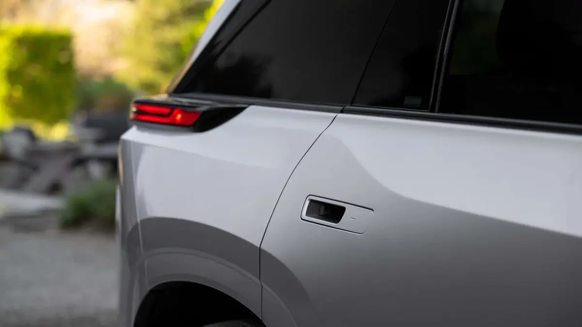 不说它是汉兰达，您能认出来吗，纯电的动力，这大贯穿尾灯，好像在哪见过似的，内饰倒