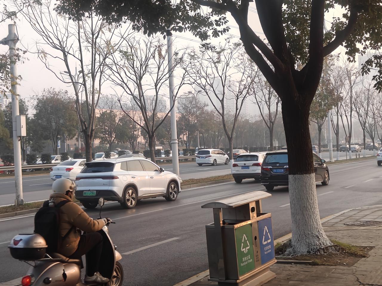 普通人怎么买车最省钱？开的多的话，平均一天100公里，一年2.5万公里以上的