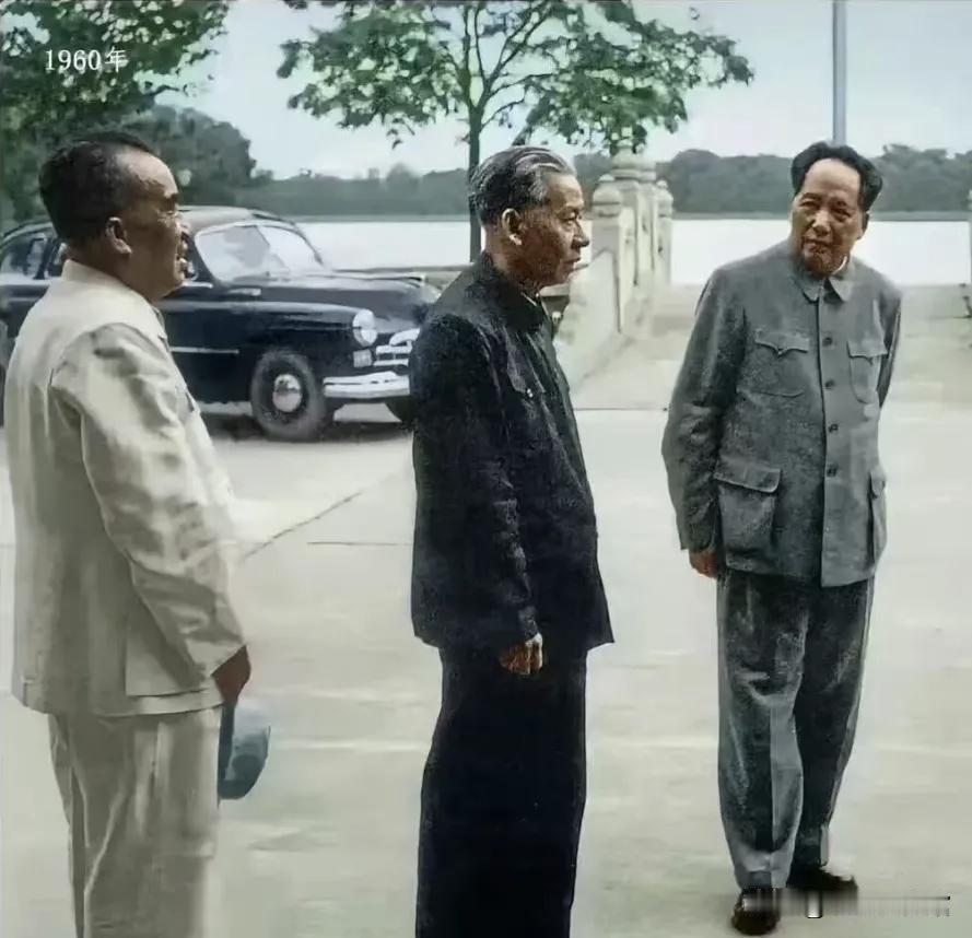 1960年经典旧影，三位共和国伟人聚首，见证特殊年代里携手兴国的峥嵘岁月。