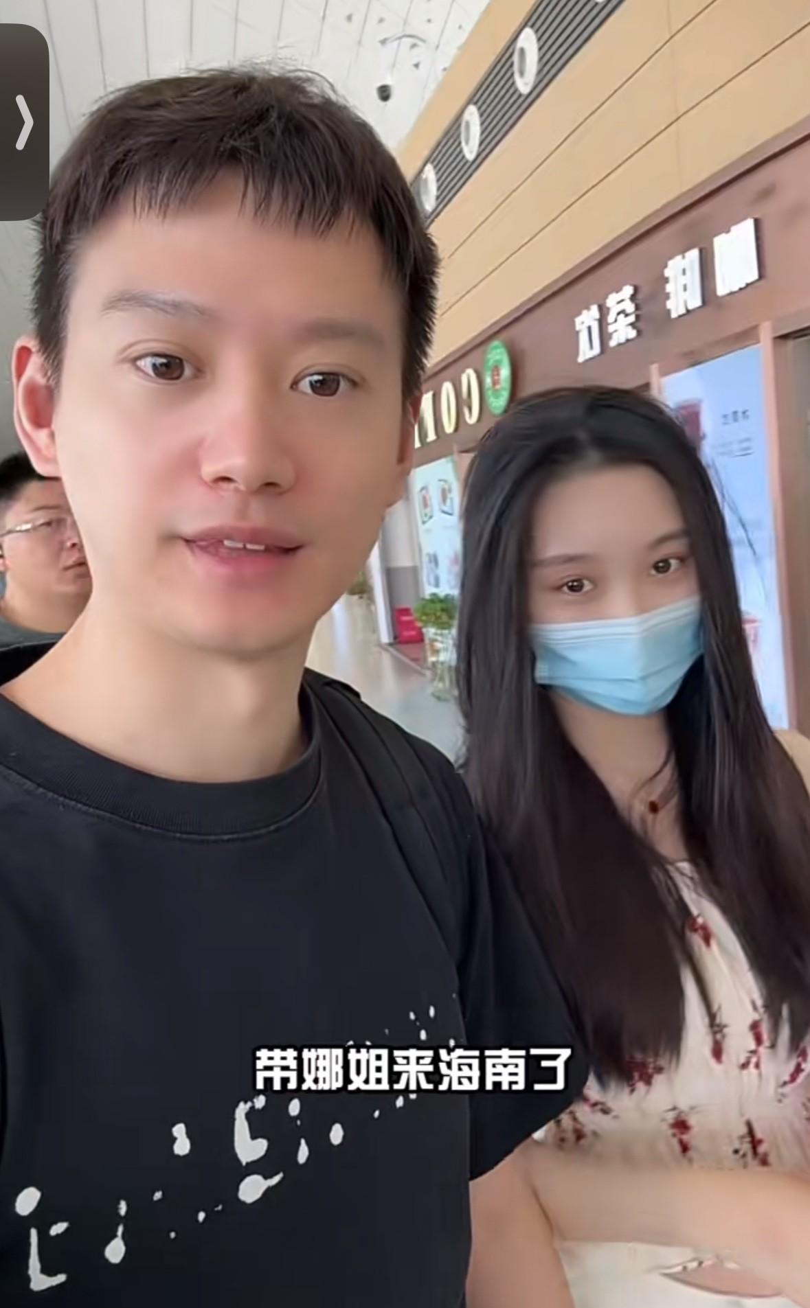 国乒又一宠妻狂魔上线，周雨带着老婆海南买买买，还在线请教在海边怎么给老婆拍的美美