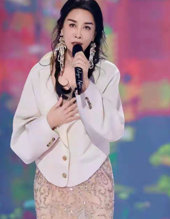 那英这造型真是不敢认，少女风造型真是太减龄了