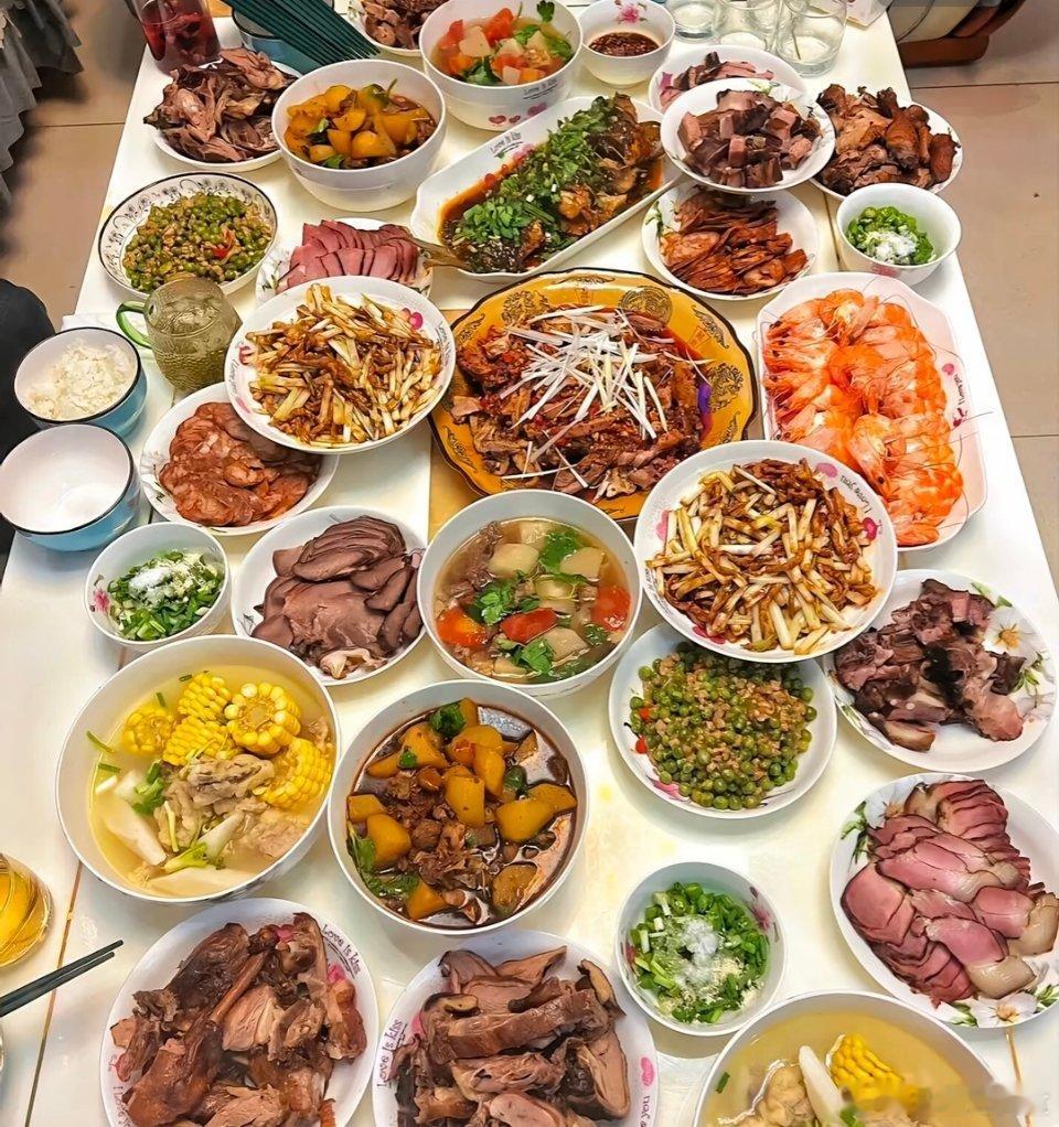 我也晒晒妈妈做的年夜饭妈妈做了一桌预制菜年夜饭用智搜高效过大年妈妈做了一桌预