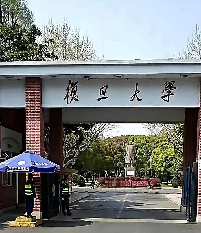 空调坏了14天没人管，复旦学生被逼上网喊话一条微博把6000万人拉进宿舍群聊